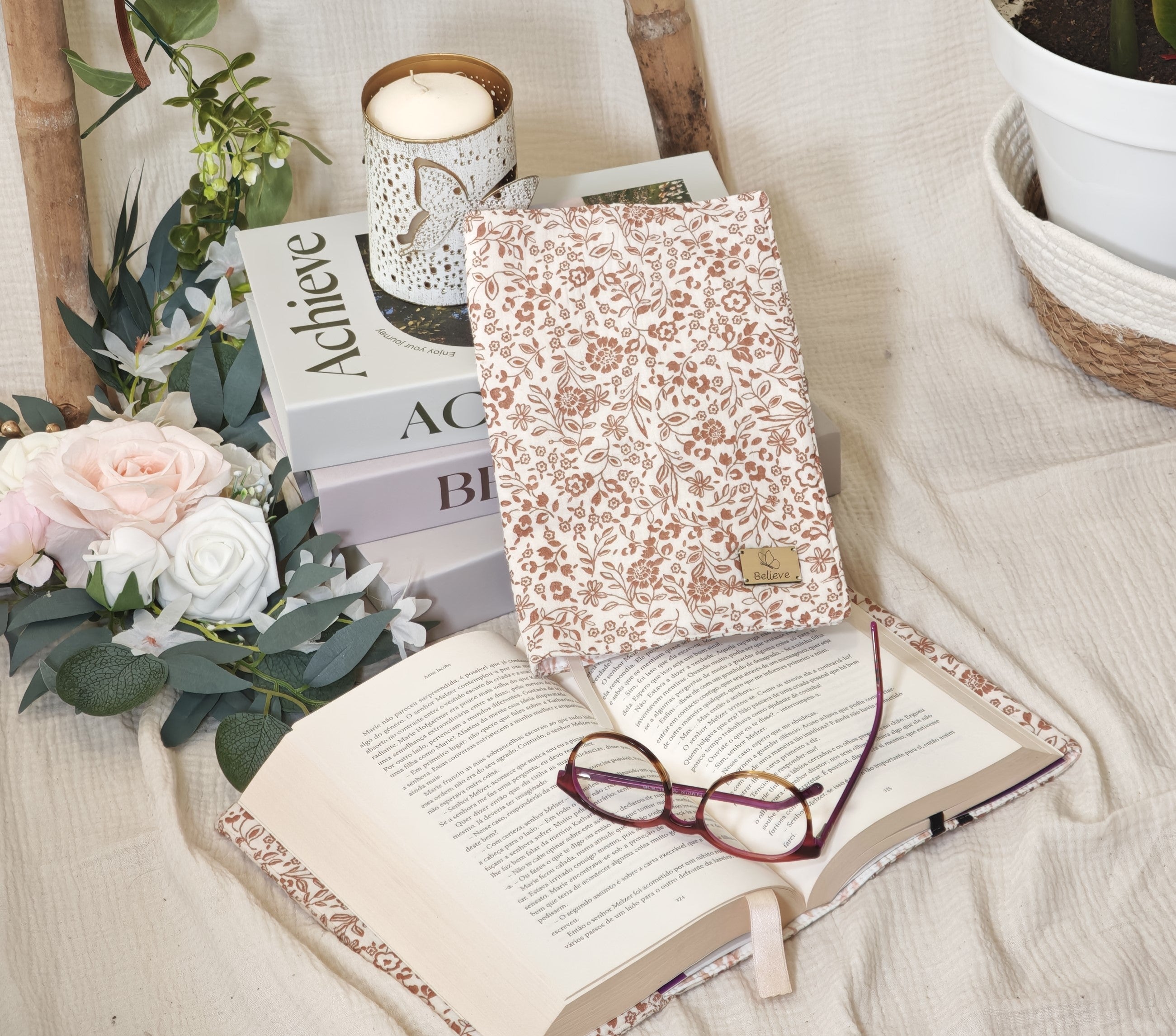CozyRead - Adjustable Book Cover - Minimal Flowers