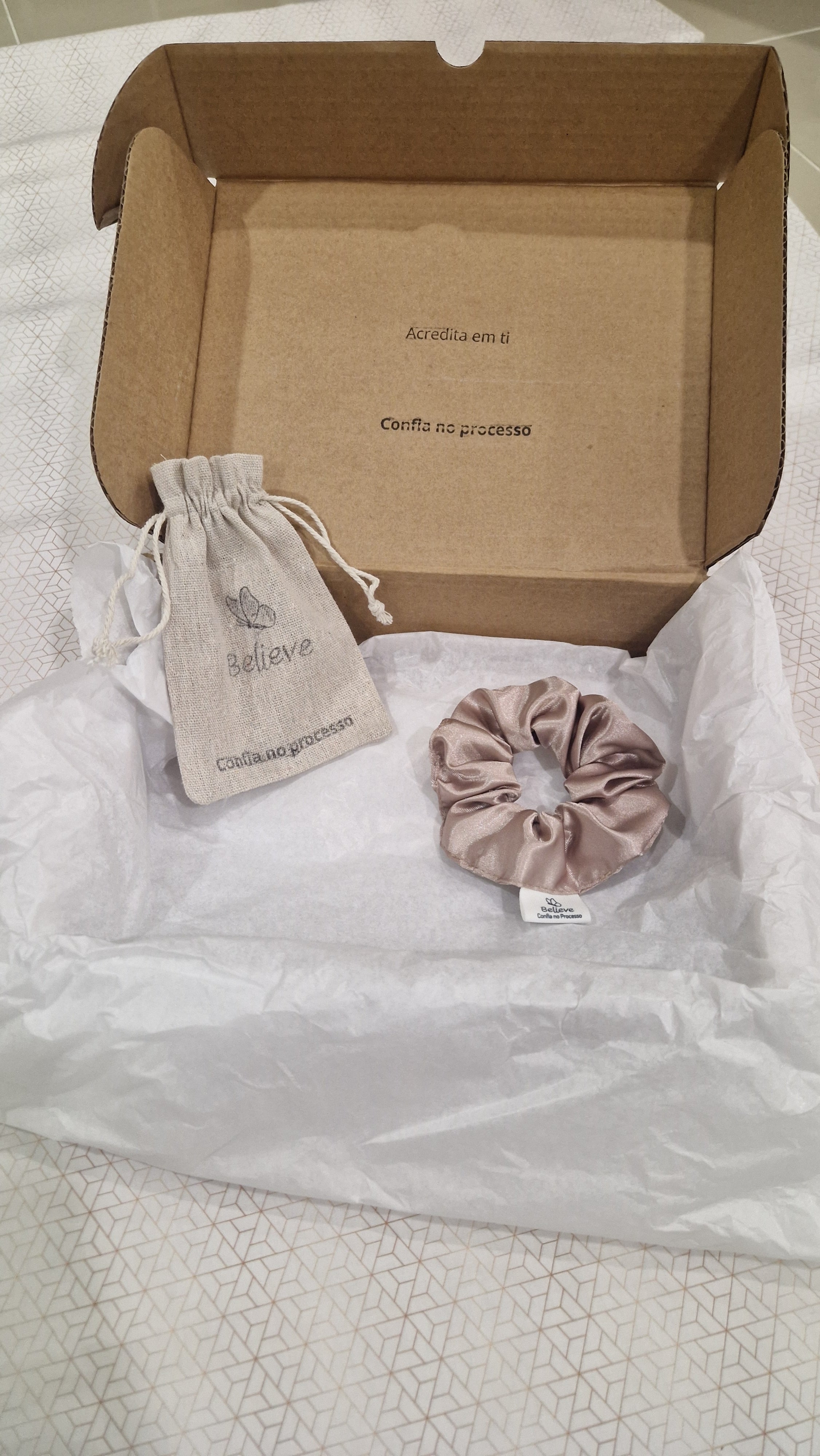 Believe Reminder - Scrunchie em Cetim