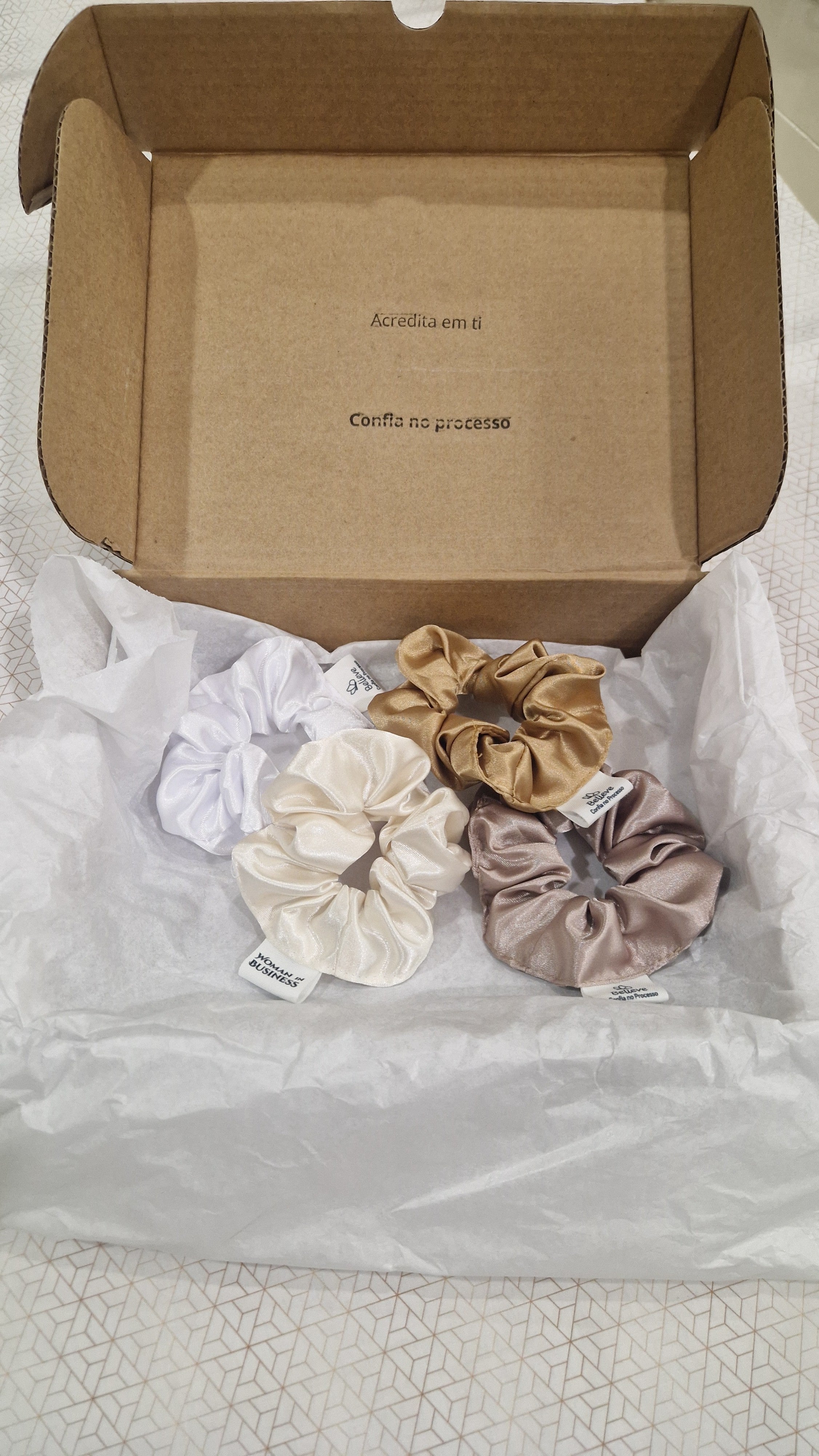 Believe Reminder - Scrunchie em Cetim