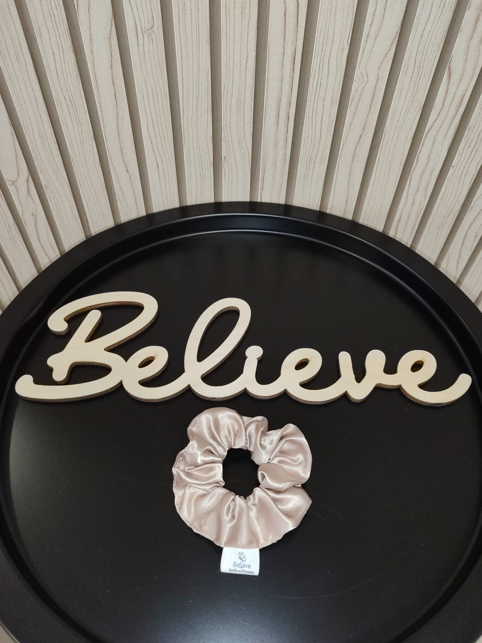 Believe Reminder - Scrunchie em Cetim