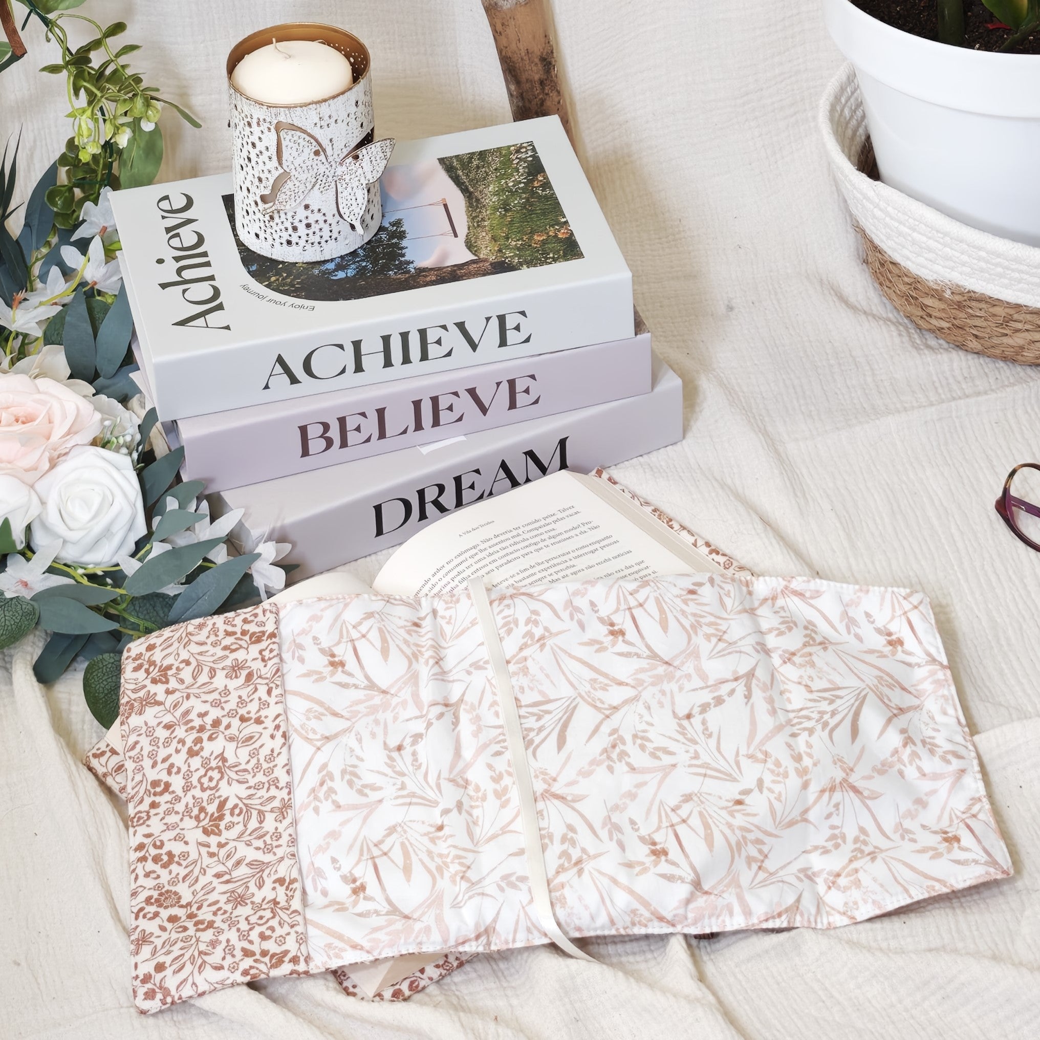 CozyRead - Adjustable Book Cover - Minimal Flowers