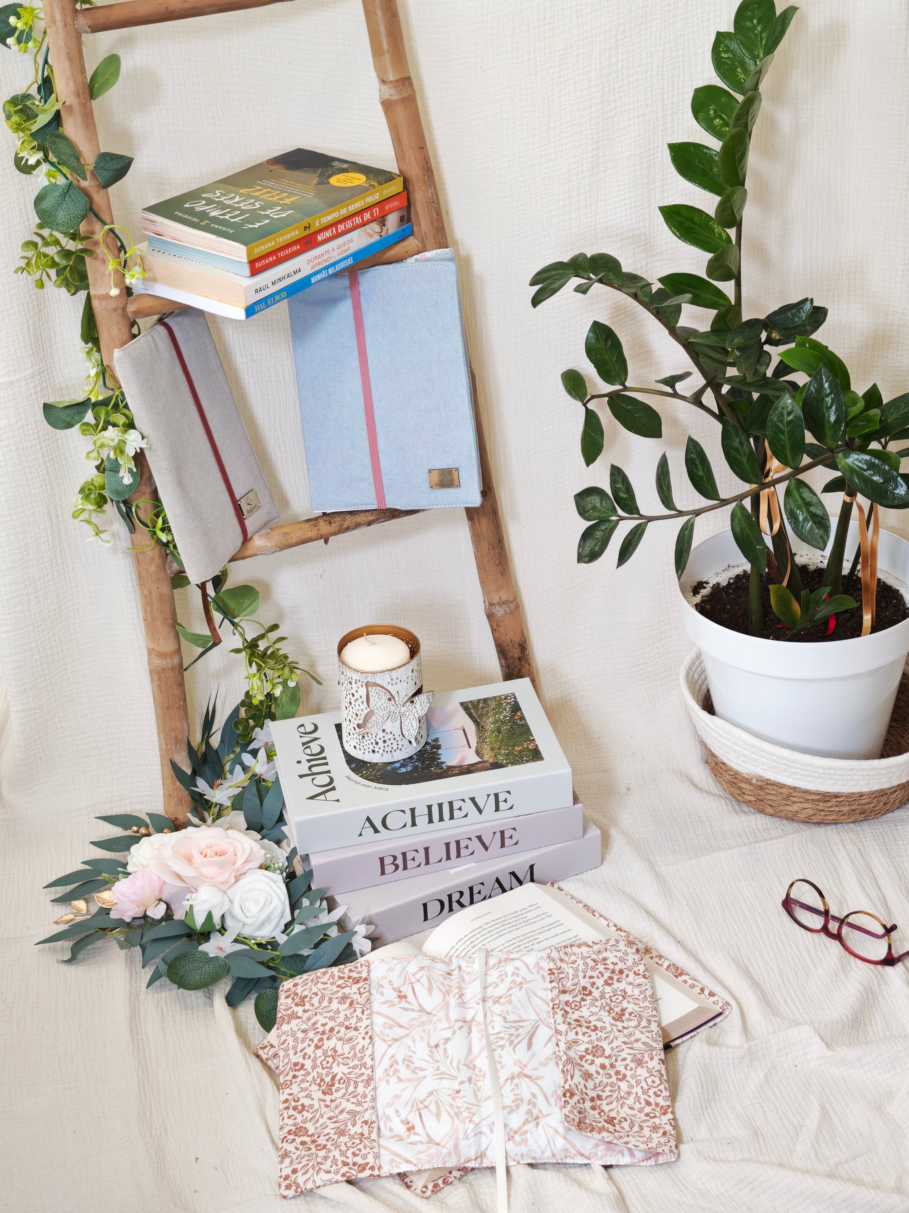 CozyRead - Adjustable Book Cover - Minimal Flowers