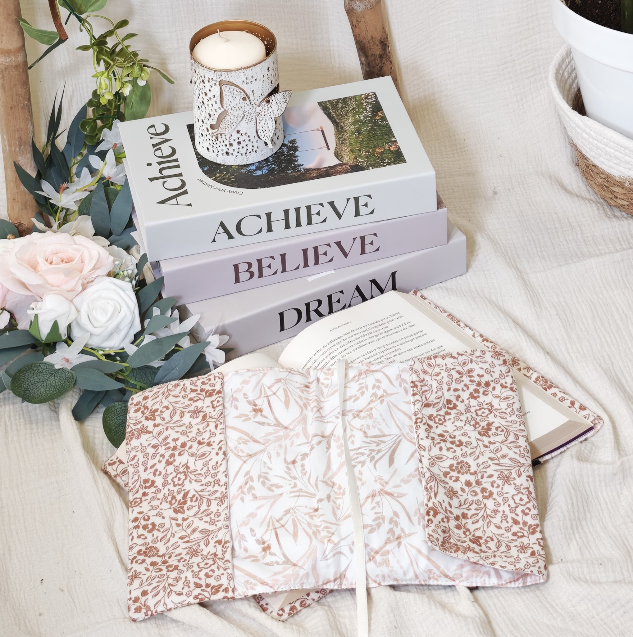 CozyRead - Adjustable Book Cover - Minimal Flowers