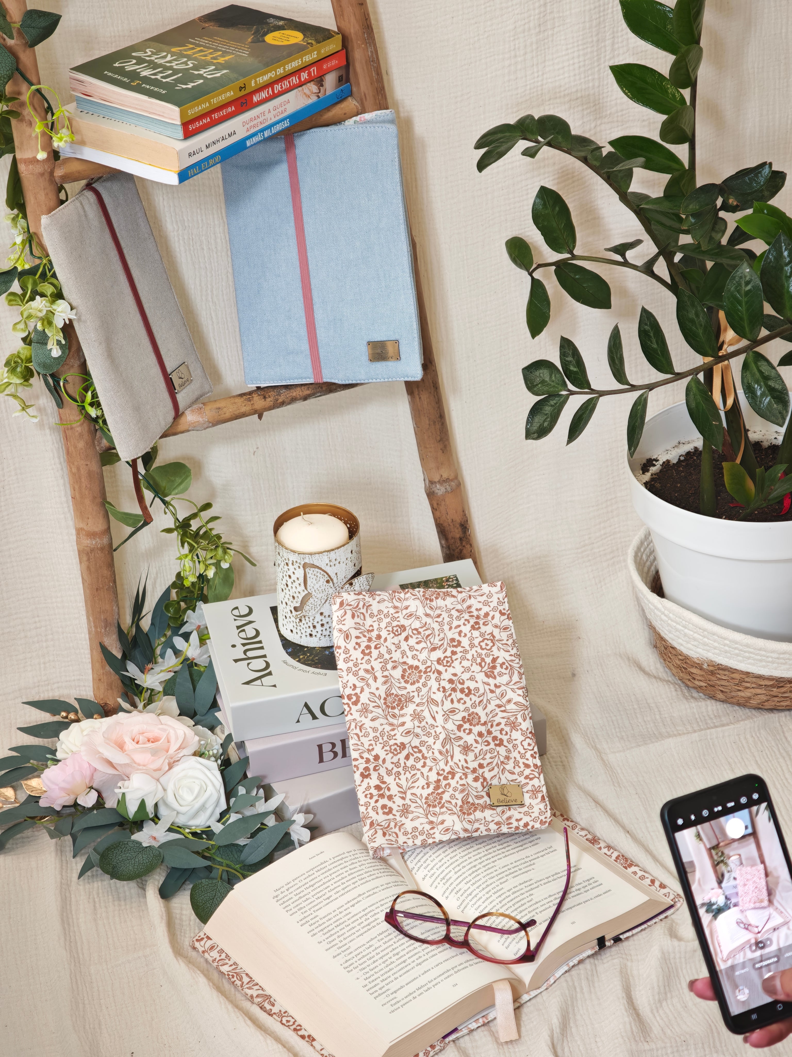 CozyRead - Adjustable Book Cover - Minimal Flowers