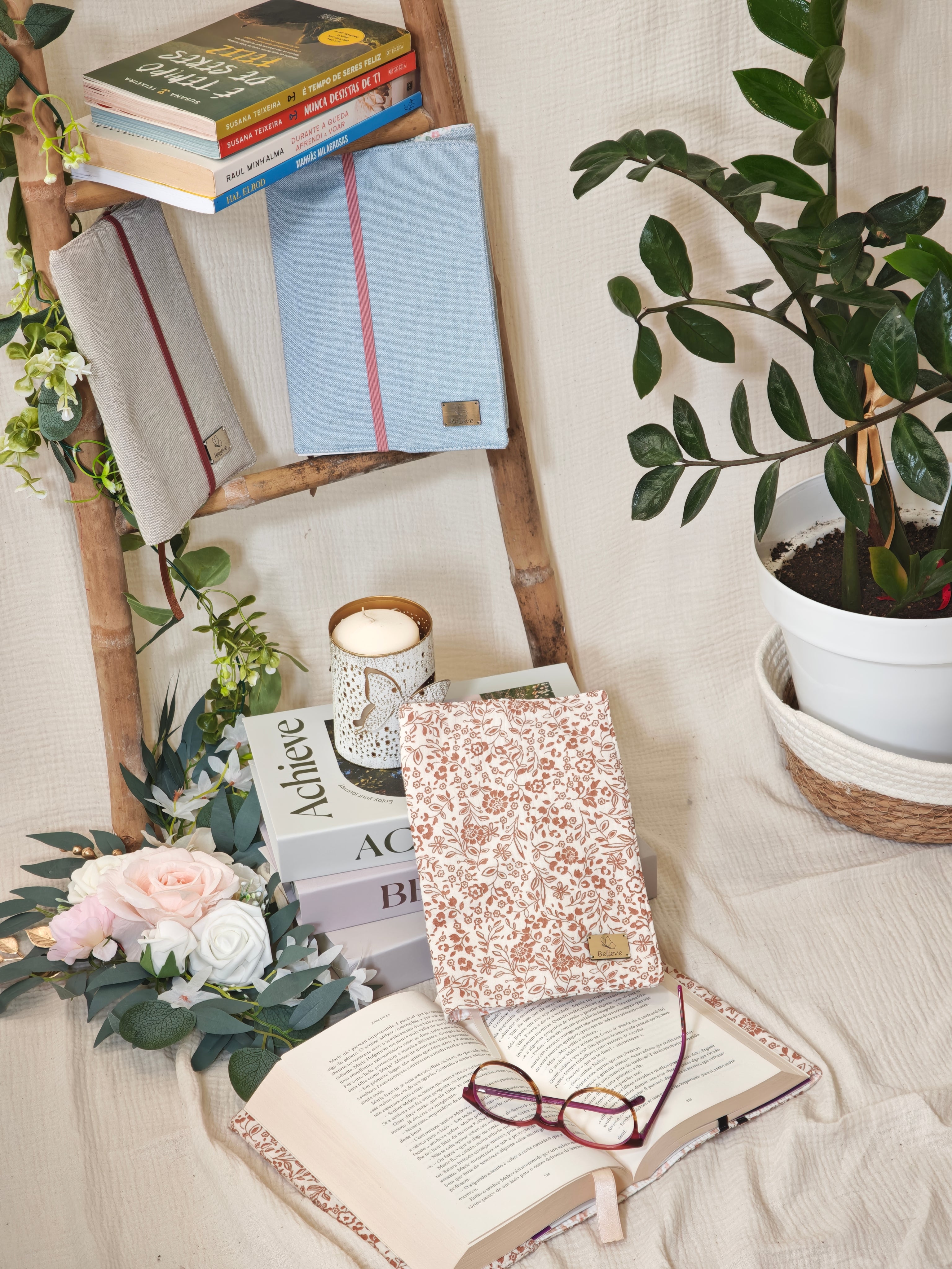 CozyRead - Adjustable Book Cover - Minimal Flowers