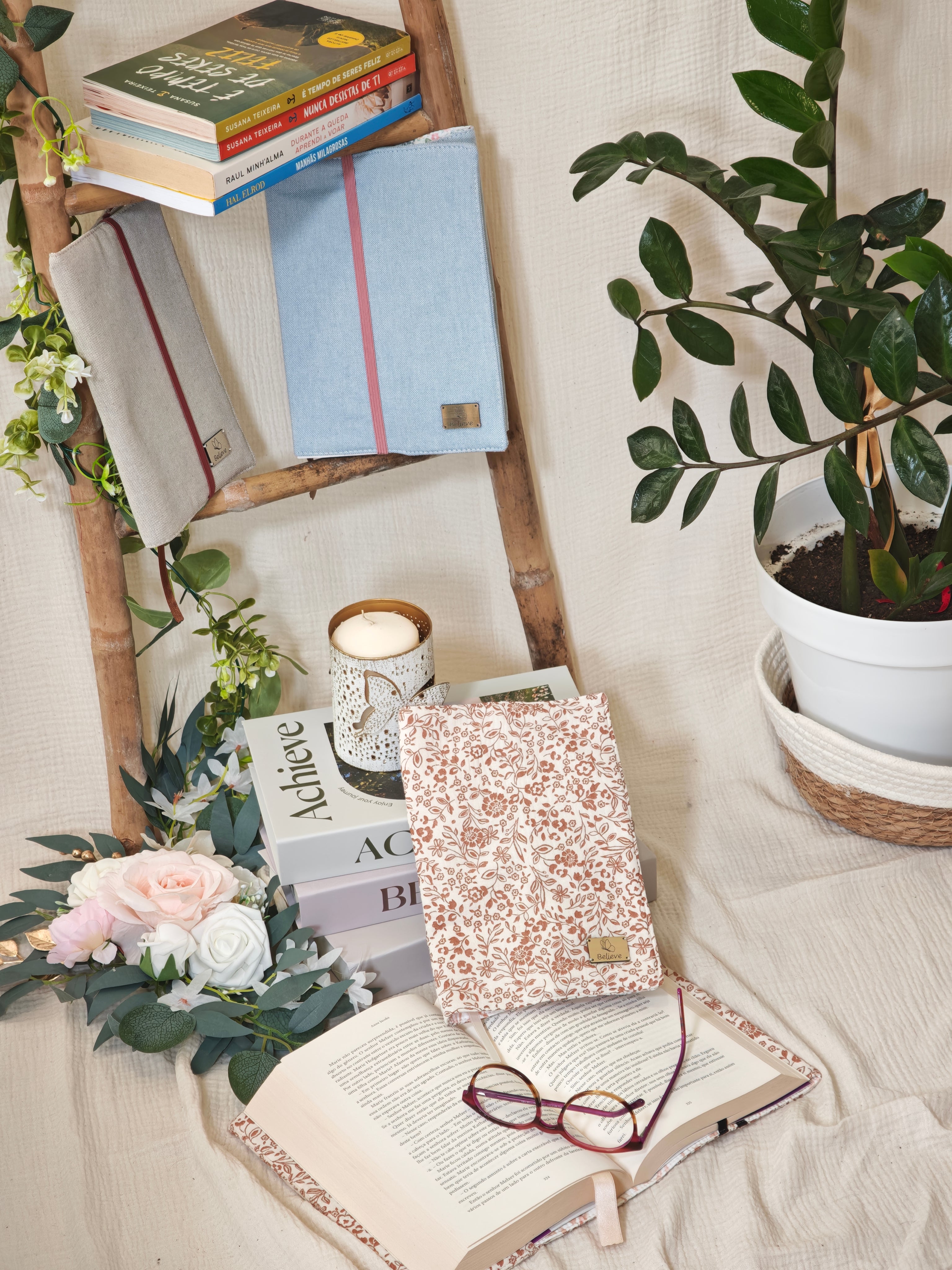 CozyRead - Adjustable Book Cover - Minimal Flowers