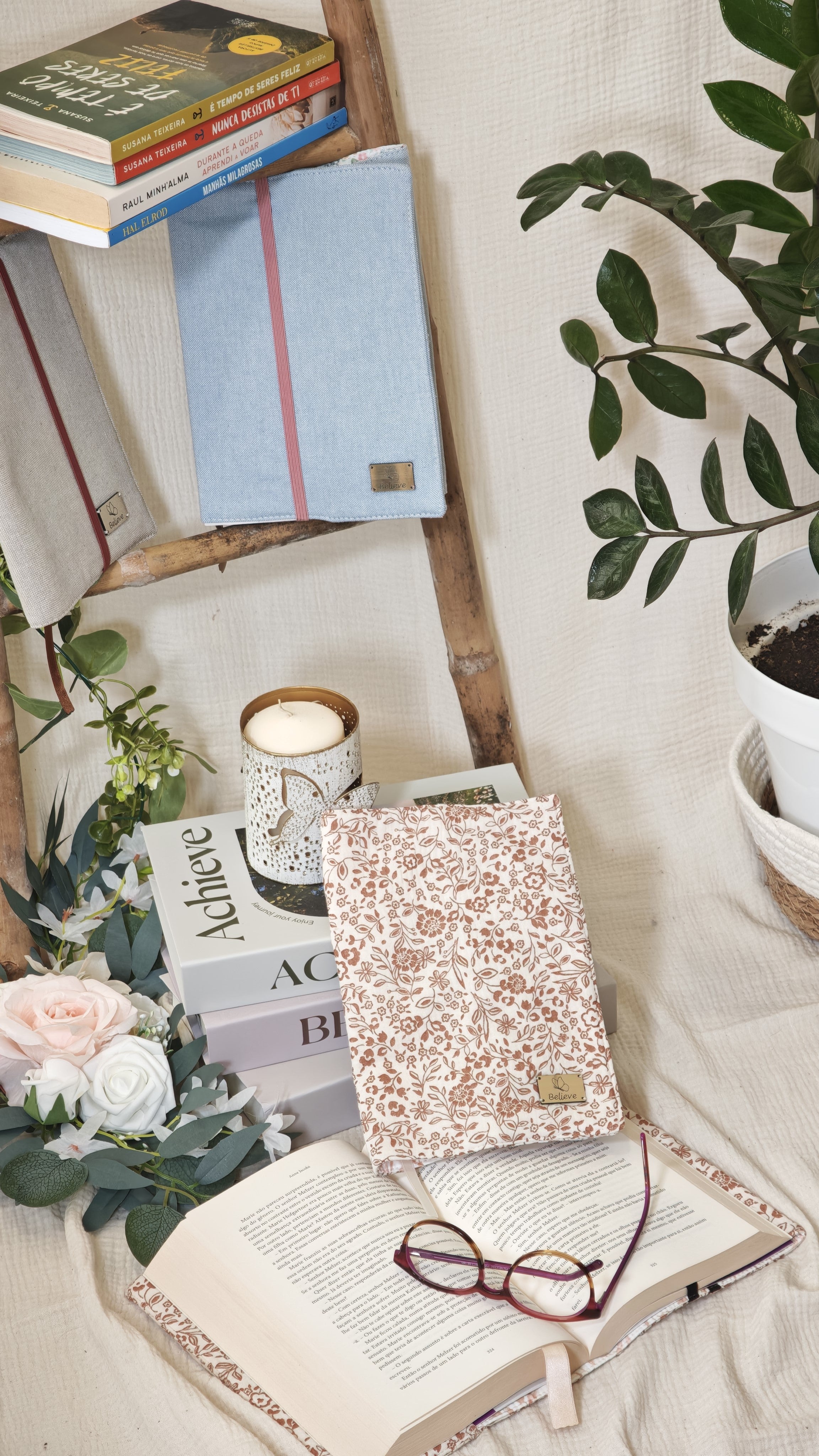 CozyRead - Adjustable Book Cover - Minimal Flowers