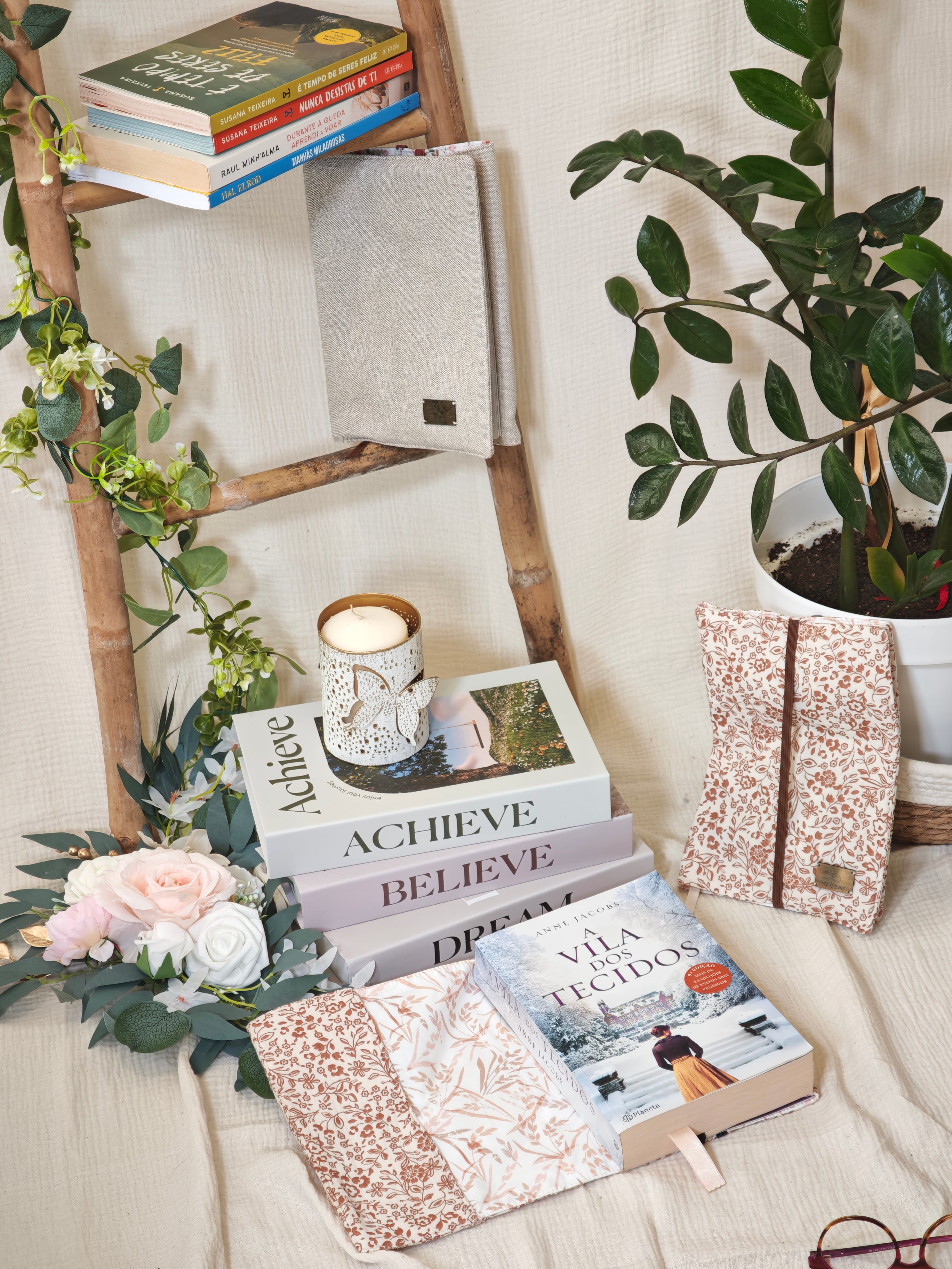 CozyRead - Adjustable Book Cover - Minimal Flowers