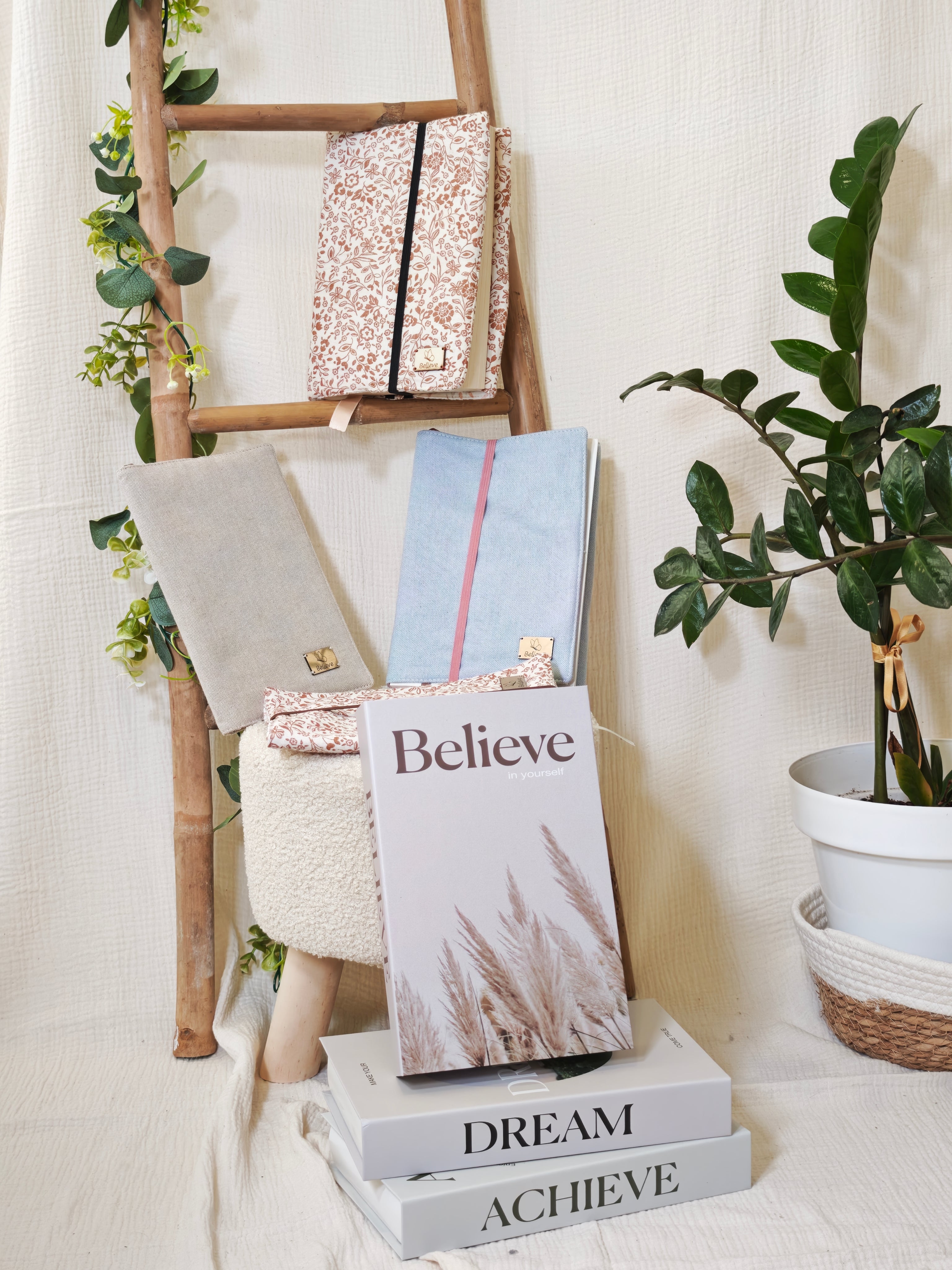 CozyRead - Adjustable Book Cover - Minimal Flowers